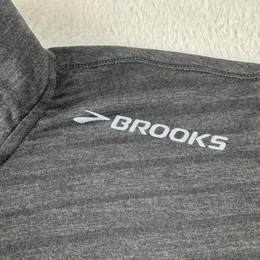 Brooks Quarter Zip Pullover Mens Medium Gray Equilibrium Running Thumbhole Top